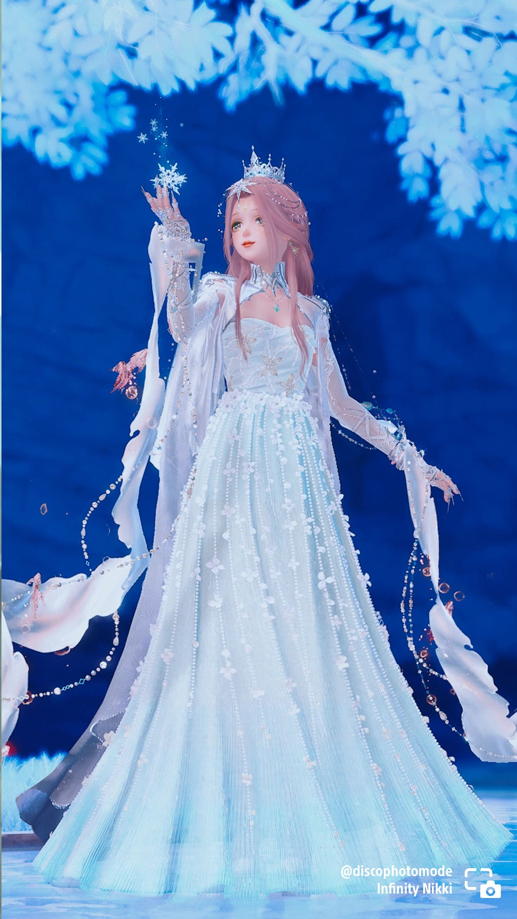 Glamorous snow-themed outfit from Infinity Nikki, showcasing a character against a winter backdrop. #PSshare #PSBlog